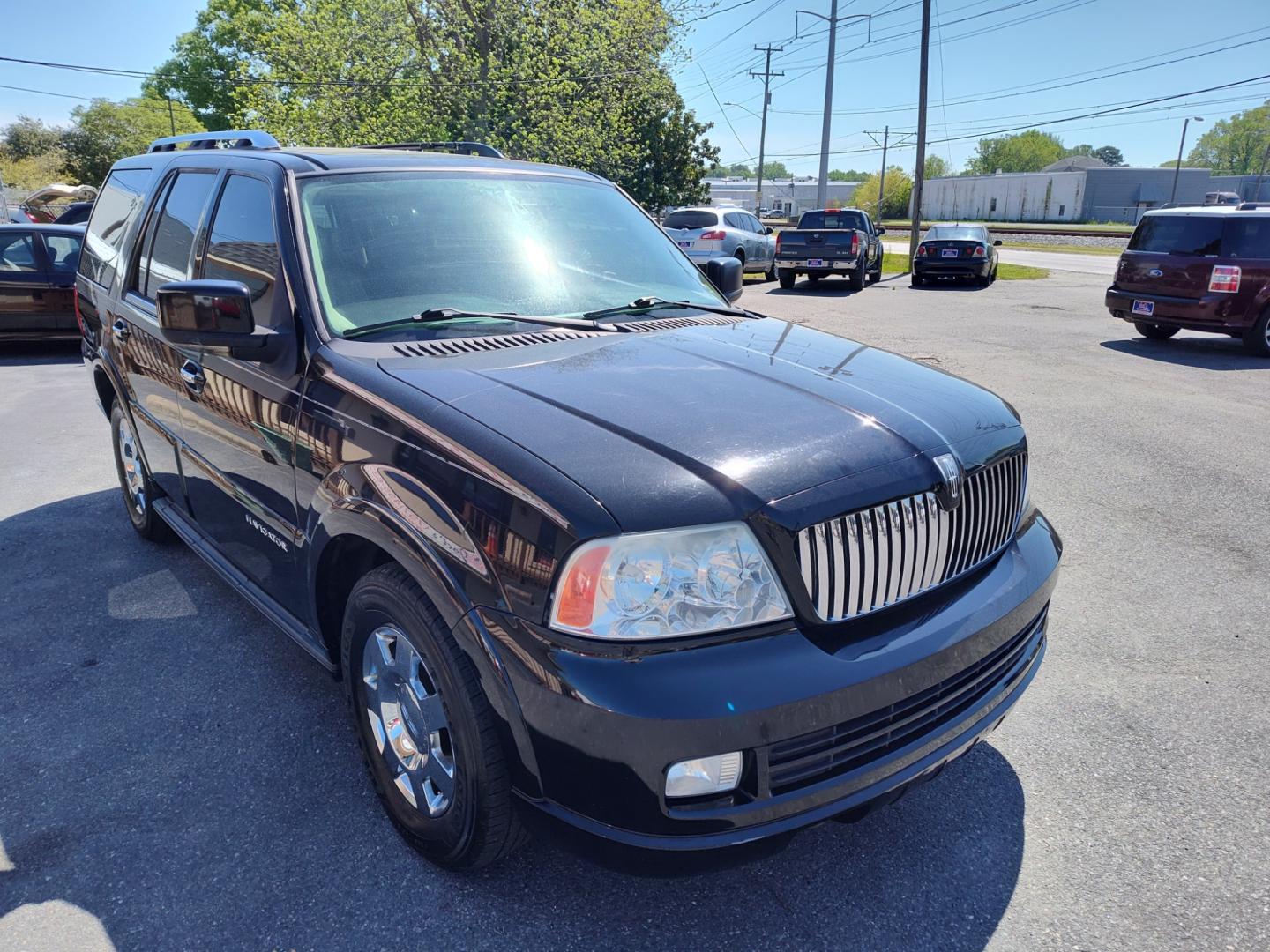 2006 Black /tan Lincoln Navigator 4WD Luxury (5LMFU28546L) with an 5.4L V8 SOHC 24V engine, 6-Speed Automatic Overdrive transmission, located at 5700 Curlew Drive, Norfolk, VA, 23502, (757) 455-6330, 36.841885, -76.209412 - Photo#4